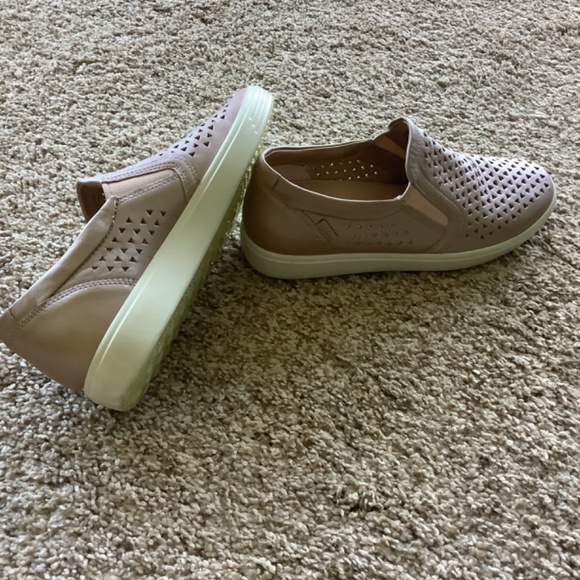 ECCO Leather Perforated Slip On Sneaker US SZ 7 GRAY ROSE - Picture 3 of 5
